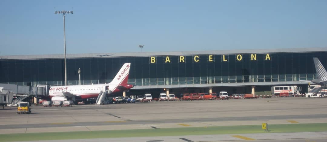 La Terminal 2 de l'aeroport de Barcelona: la façana fosca amb el rètol BARCELONA