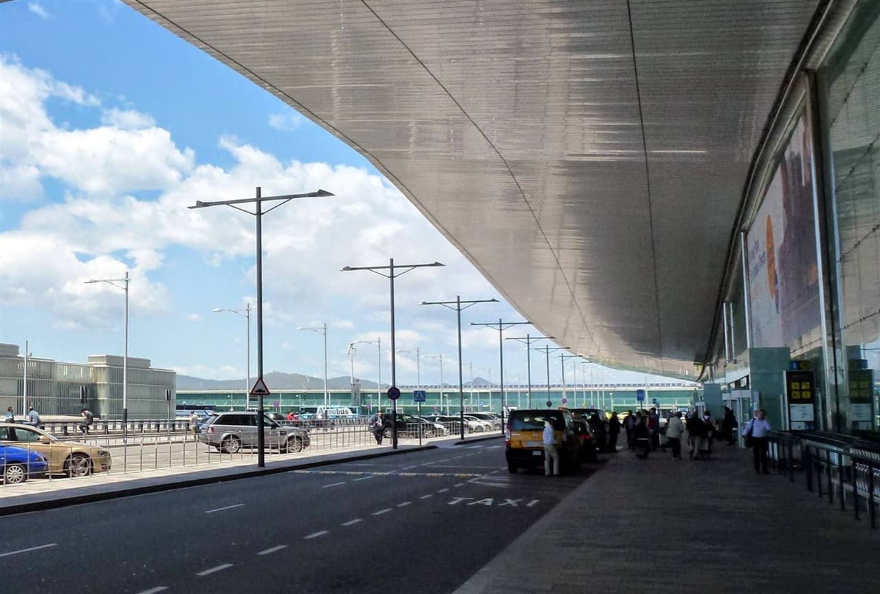 Terminal des Flughafens Barcelona von der Straßenseite, Vordach über dem Gehweg