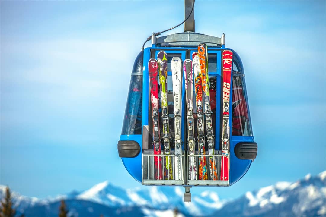 Cabine de remontée avec des skis sur le porte-skis extérieur