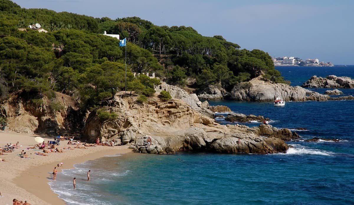Cala rocosa junto al pueblo