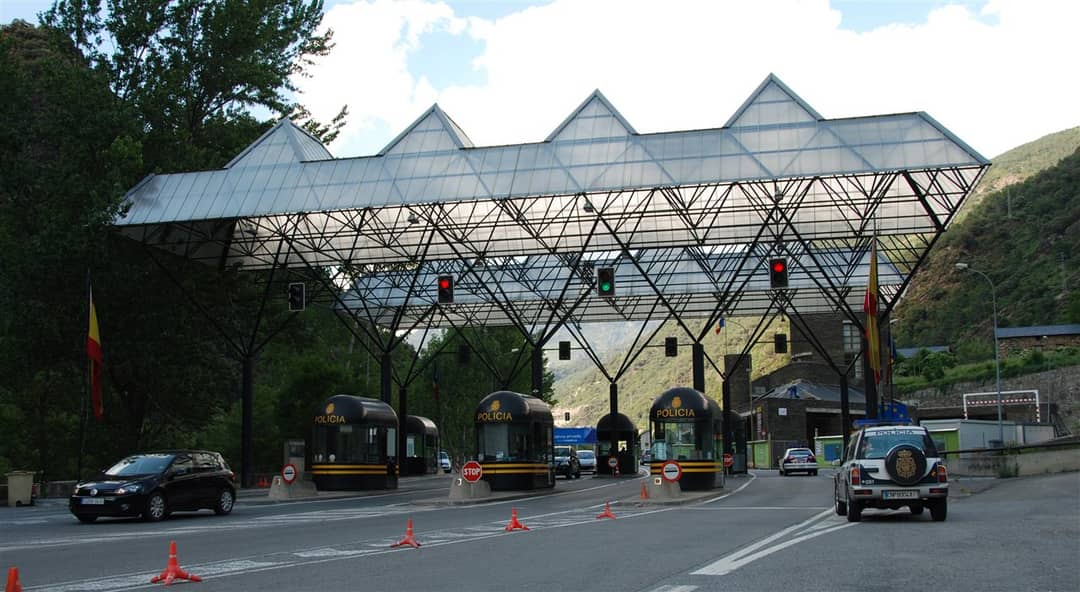 Control fronterer espanyol a la carretera que surt d'Andorra, garites de la policia sota una marquesina