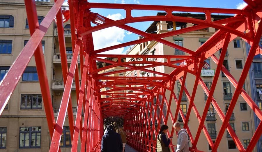 El puente rojo de Eiffel sobre el Onyar
