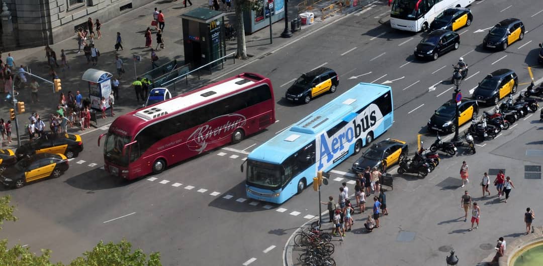 L'Aerobús i els taxis a la plaça de Catalunya, amb una cua de passatgers a la parada
