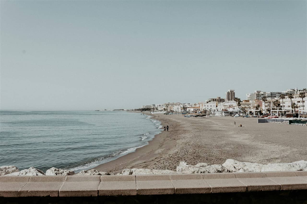 Plage de sable de Torremolinos et immeubles le long de la promenade