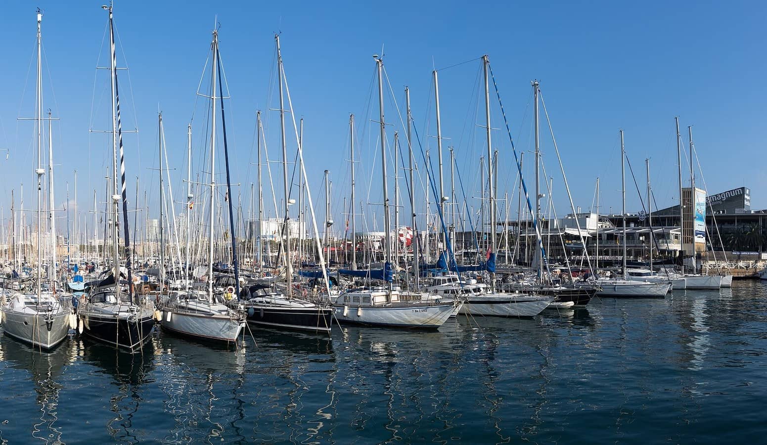 Марина Port Vell: мачты и набережная