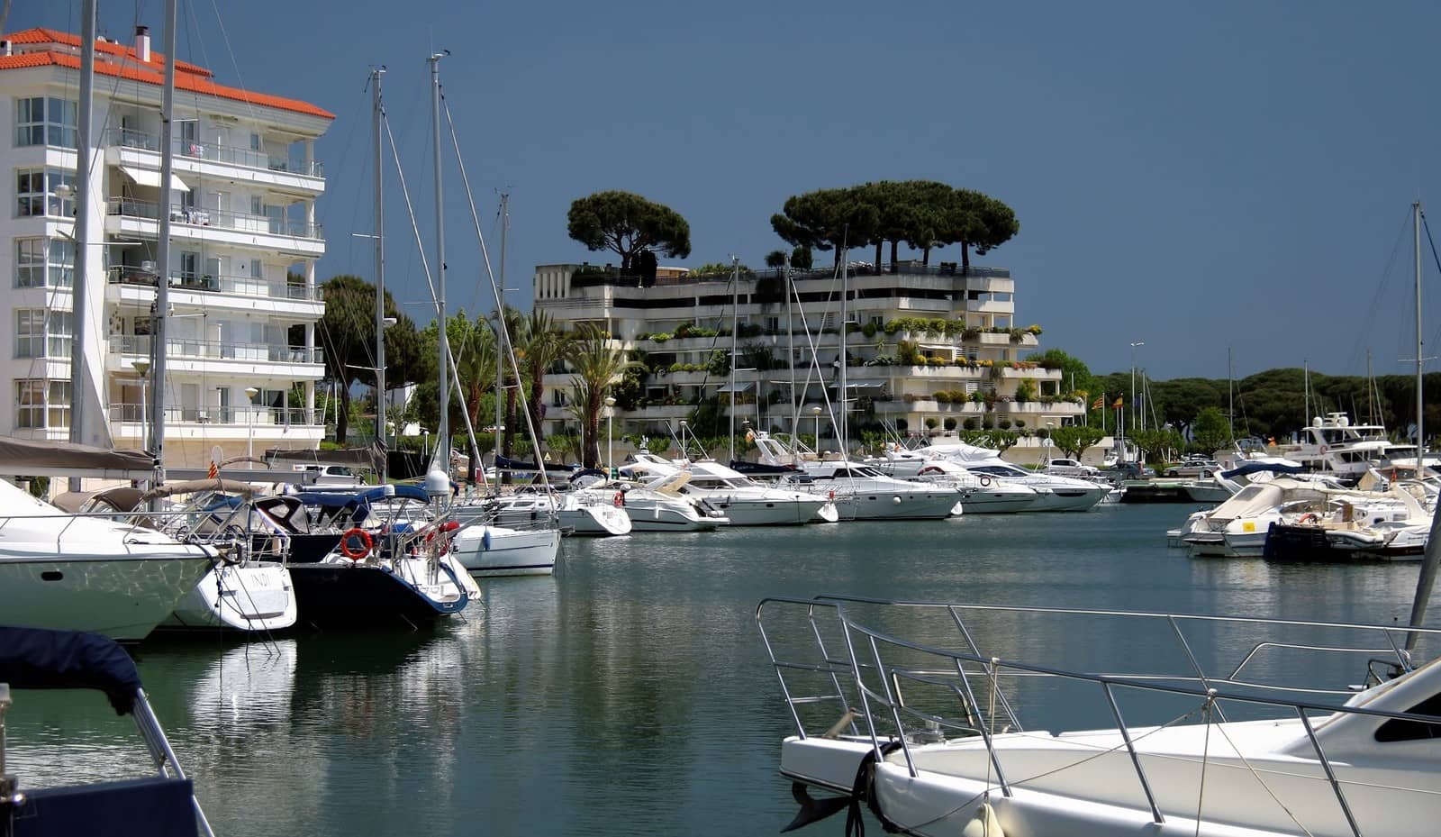 Yates en los amarres del puerto deportivo de Port d'Aro, junto a Platja d'Aro