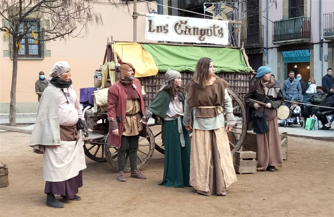Espectáculo callejero de la compañía Los Canyots en la plaza Antoni Gaudí de Vic durante el mercado medieval