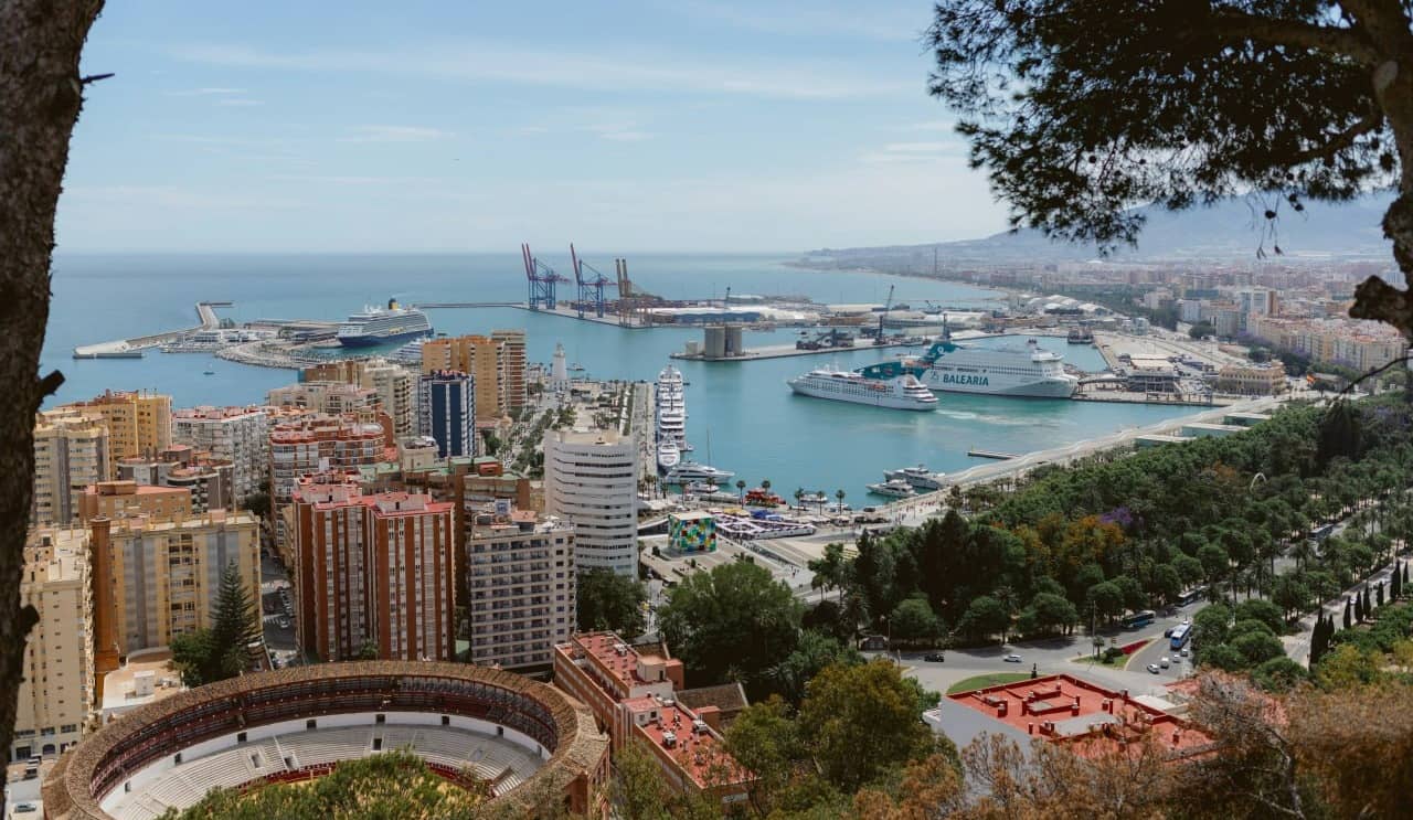 Puerto de Málaga y la plaza de toros desde el monte Gibralfaro