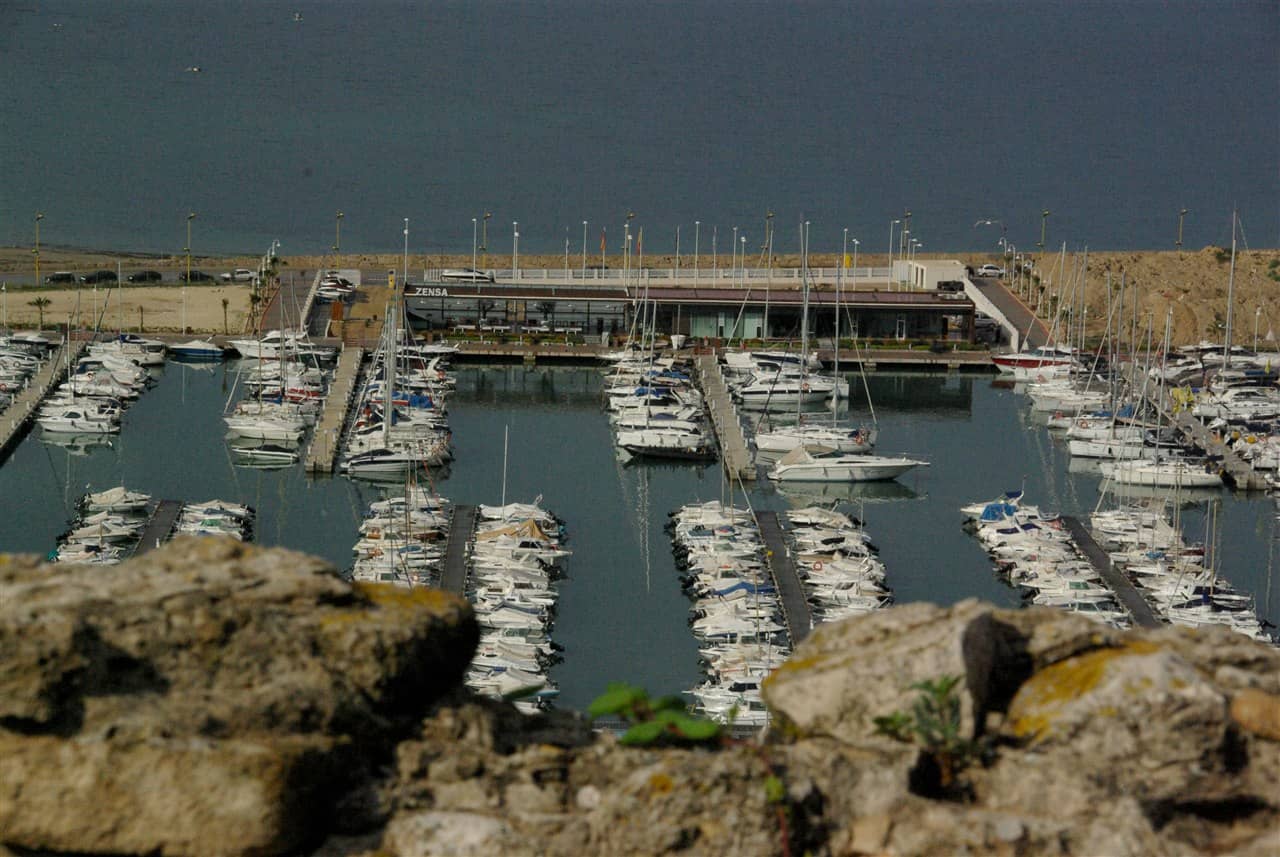 Iots amarrats al port de Dénia, vista aèria