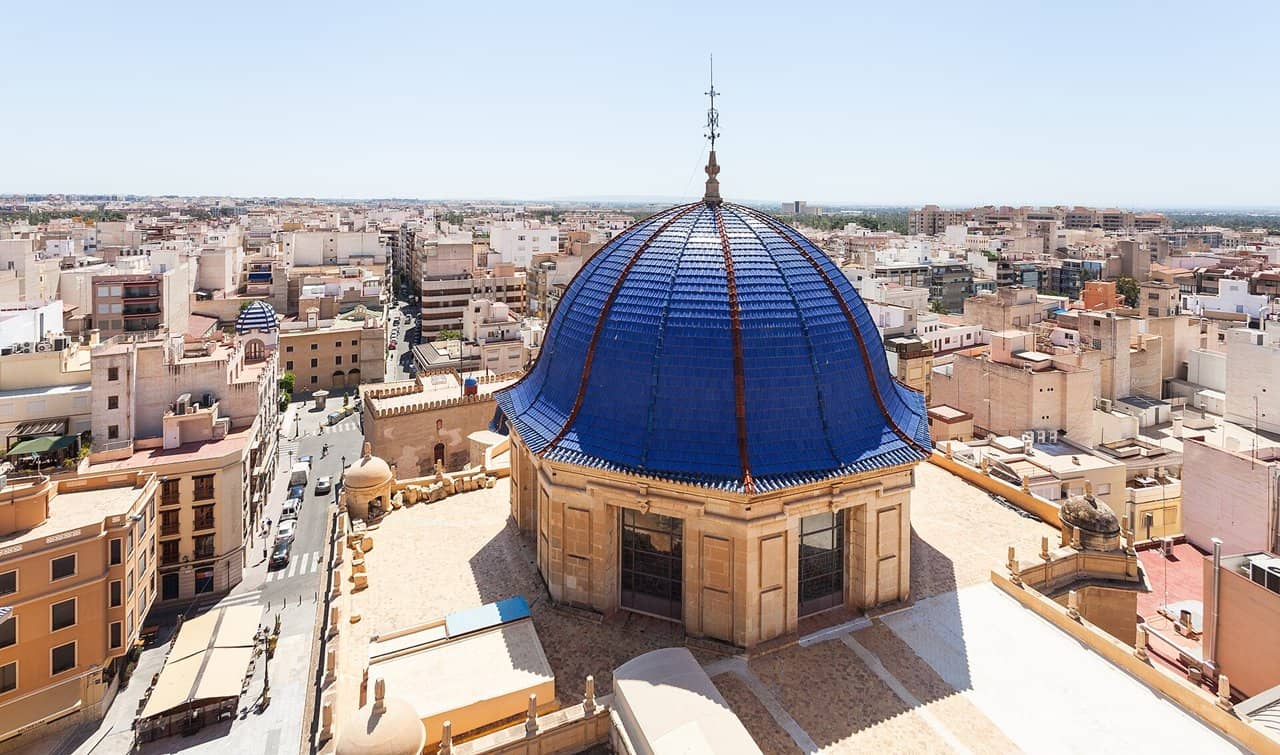Cúpula blava de la basílica de Santa Maria sobre les teulades d'Elx