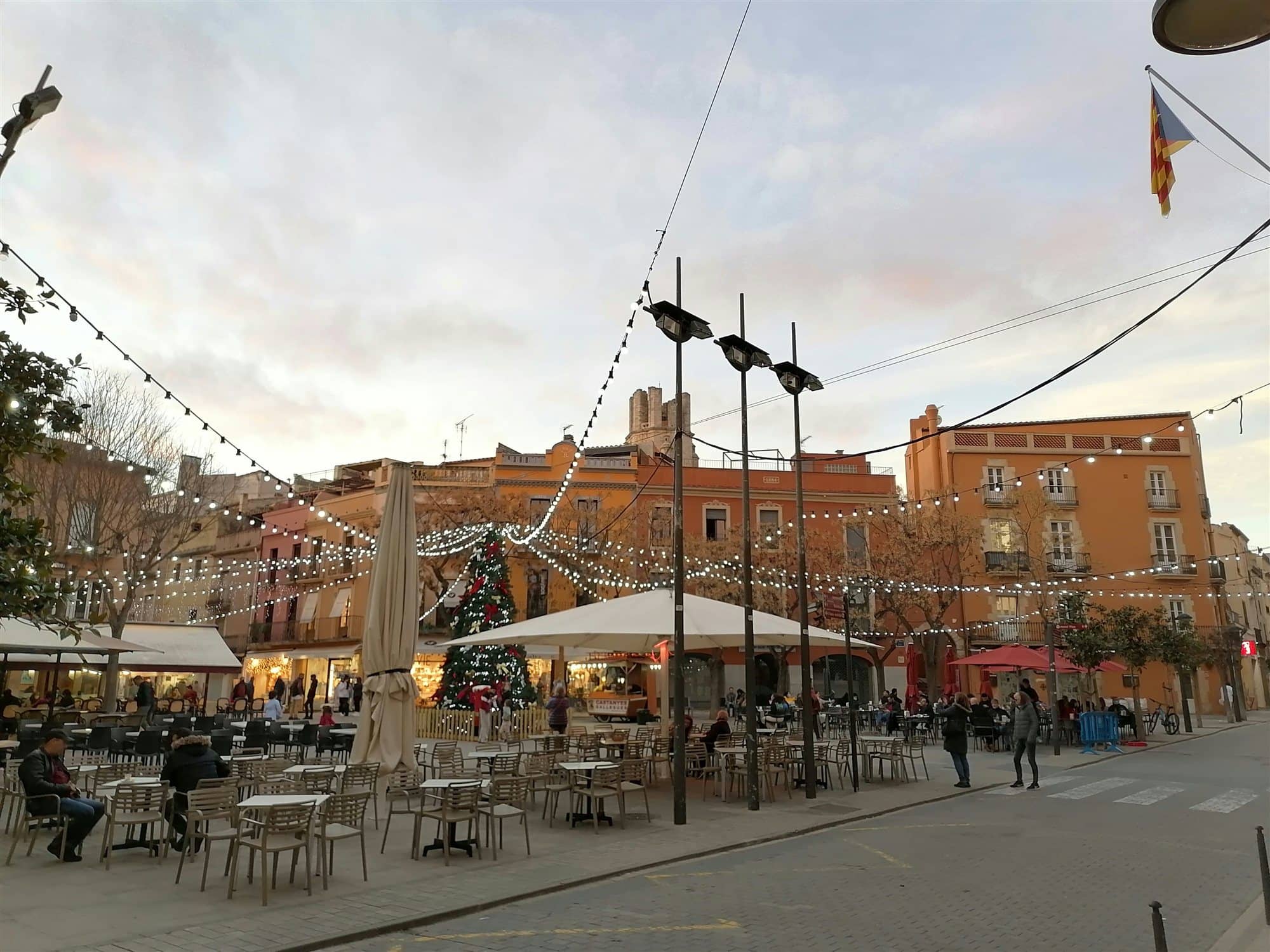 Plaça del centre de Palafrugell amb terrasses i garlandes