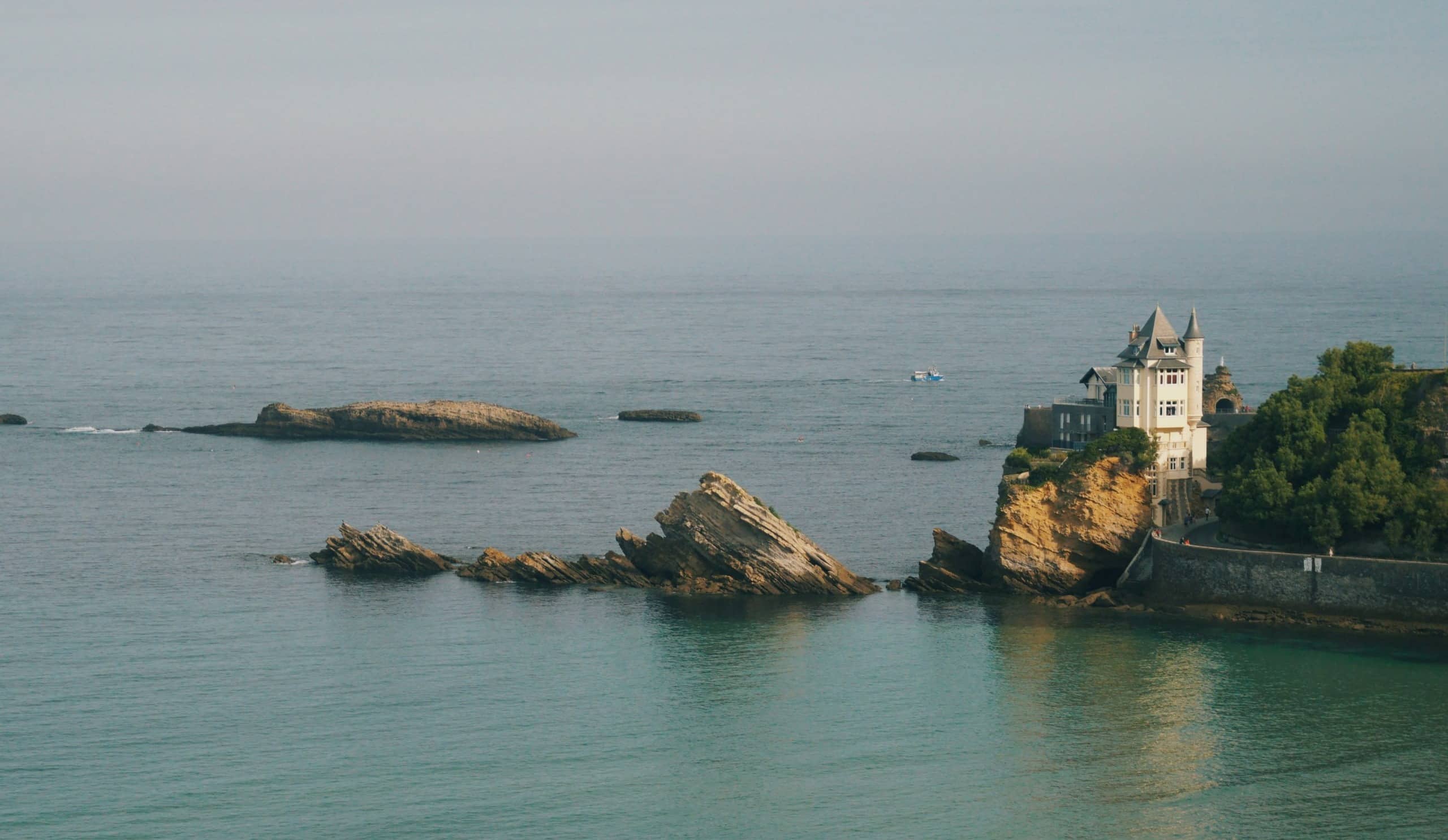 La vil·la Belza damunt la cala del Port Vieux