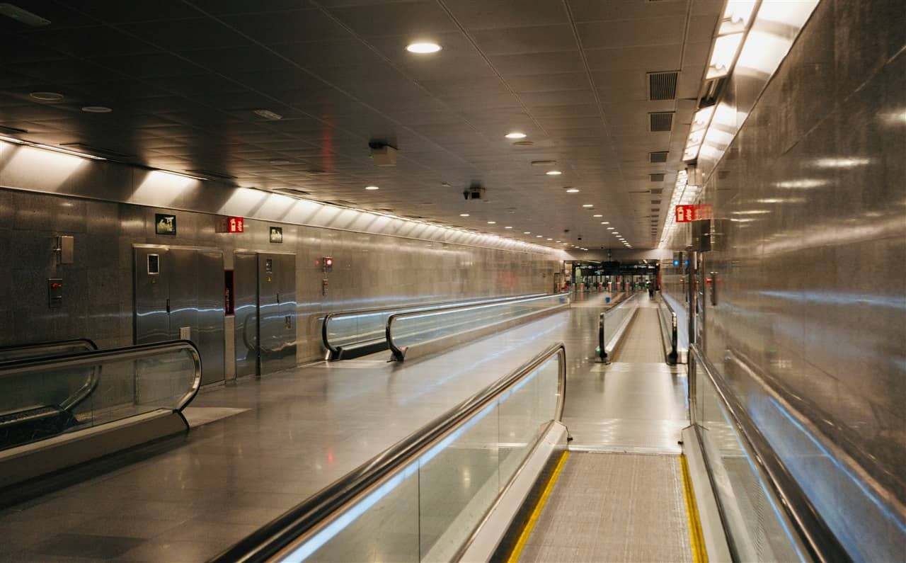 Gang mit Laufbändern am Flughafen Barcelona