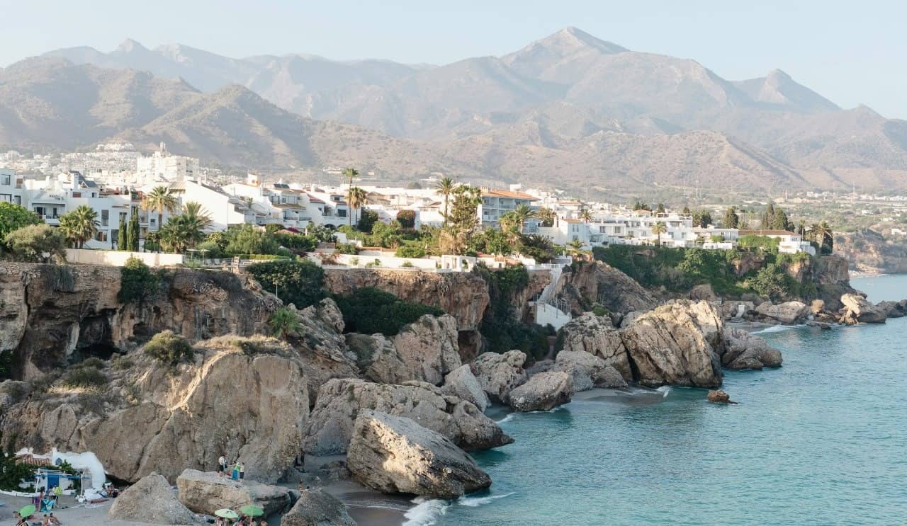 Rocas y playa de Calahonda bajo el casco antiguo de Nerja