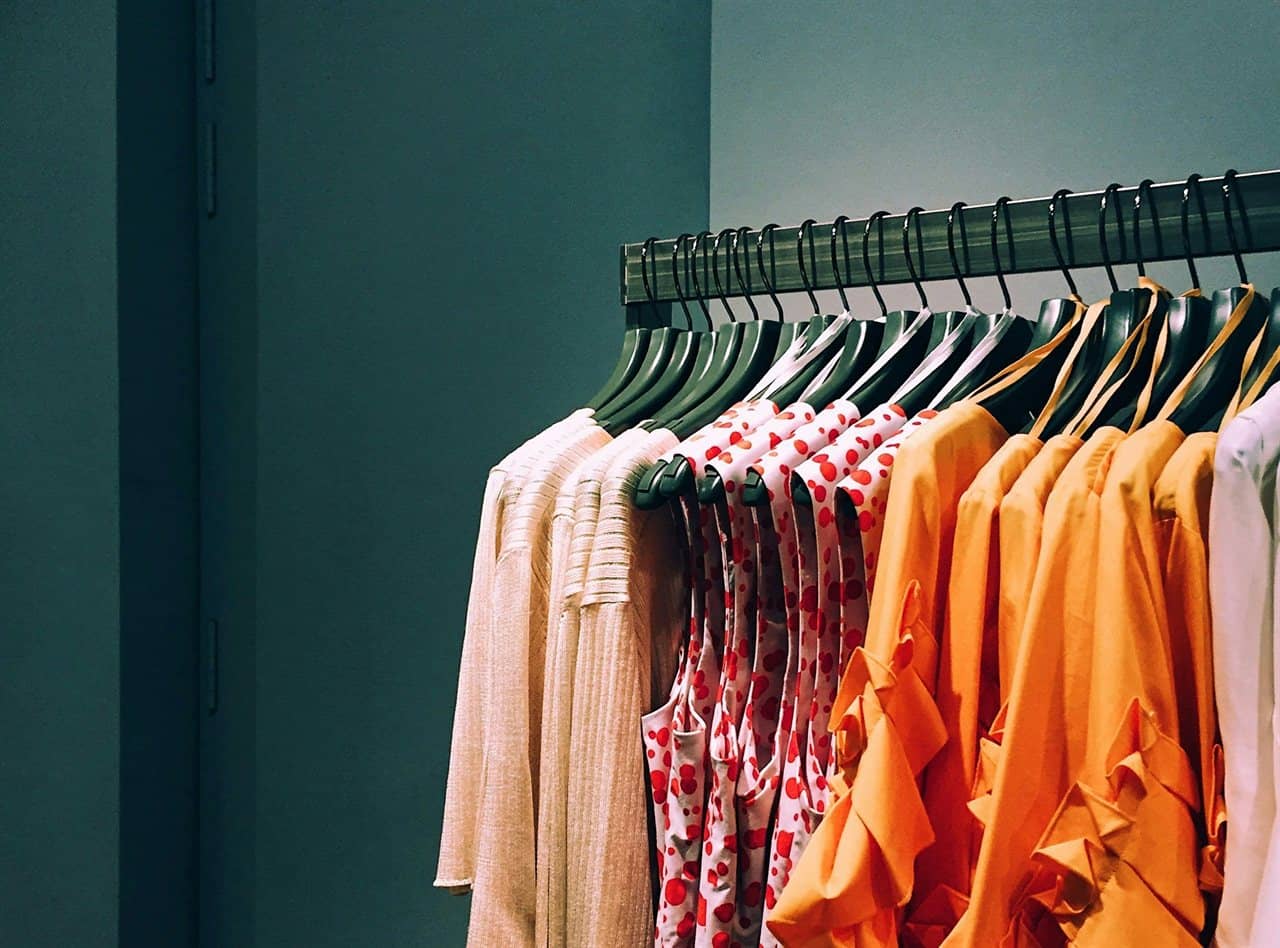 Vestits i bruses penjats en una botiga