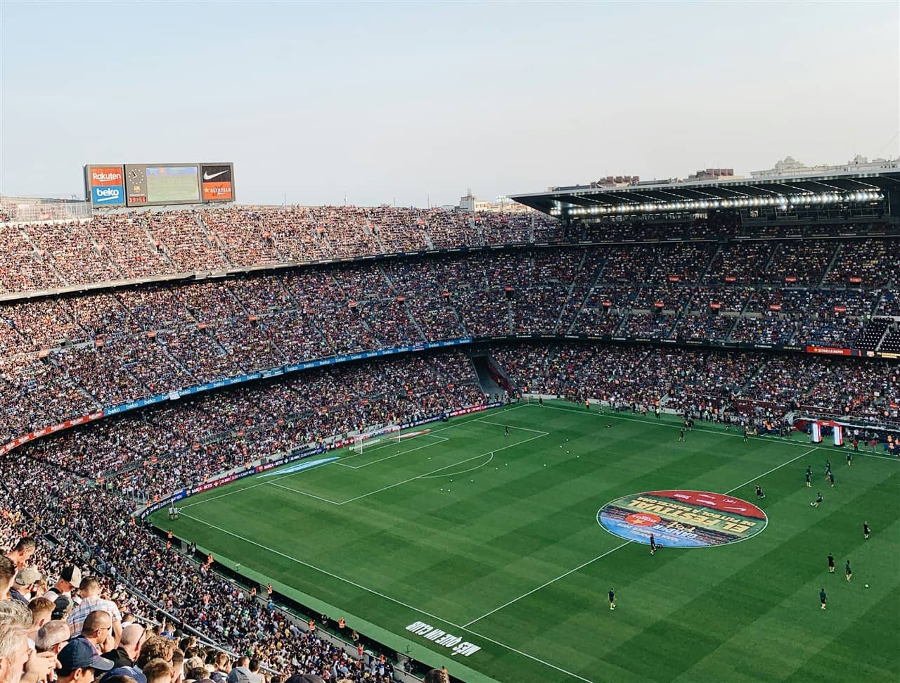 Полные трибуны Camp Nou во время разминки перед матчем