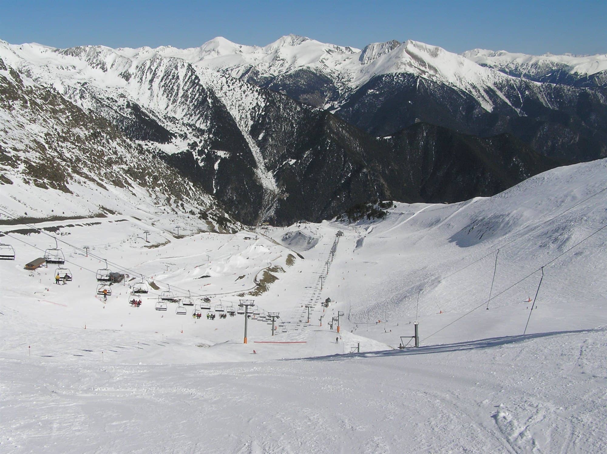 Vista des del cim d'una muntanya sobre la vall d'Arinsal i les serralades del voltant