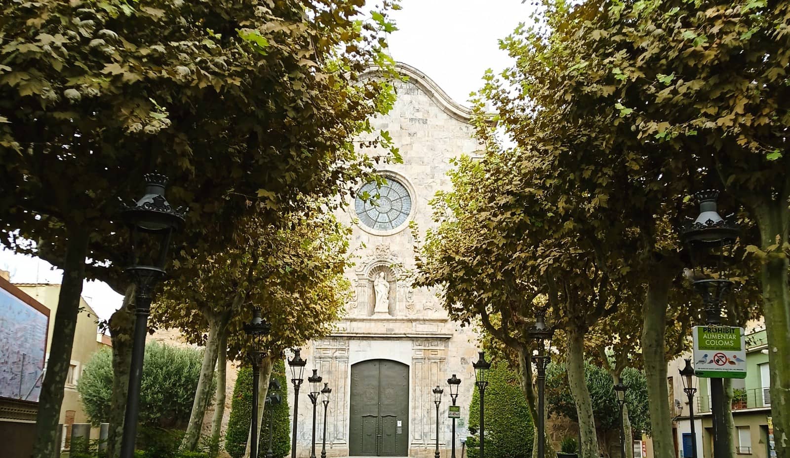 La iglesia de Sant Nicolau y un paseo con plátanos de sombra en el centro de Malgrat
