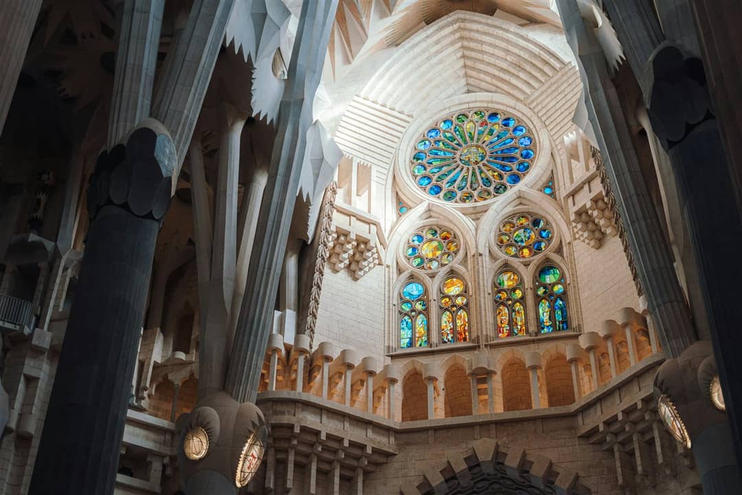 Buntglasfenster und Säulen im Inneren der Sagrada Família
