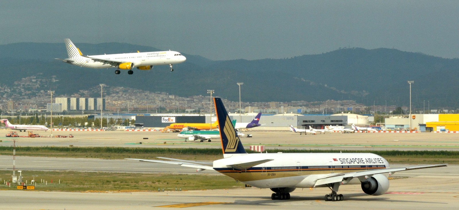 Ein Flugzeug im Landeanflug auf El Prat, ein weiteres wartet auf dem Vorfeld