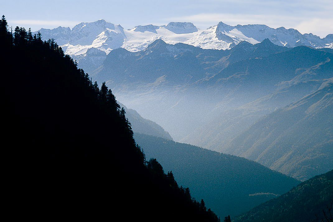 Neu als cims del Pirineu per damunt de la vall