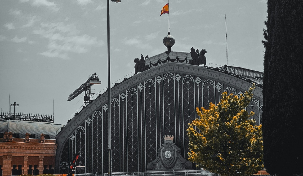 L'arc de l'antiga estació d'Atocha amb l'escut i la bandera