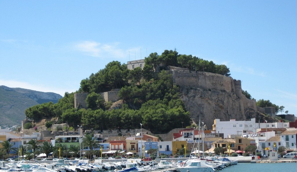 El castell de Dénia sobre el port i les seues barques