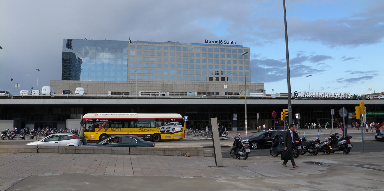 L'estació de Barcelona-Sants: d'aquí surten els trens de la línia R2 Sud cap a Sitges