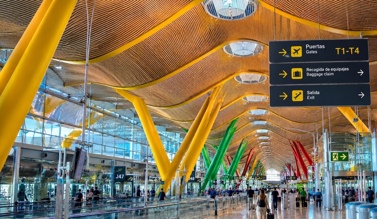 La coberta ondulada groga de la Terminal 4 de l'aeroport de Barajas