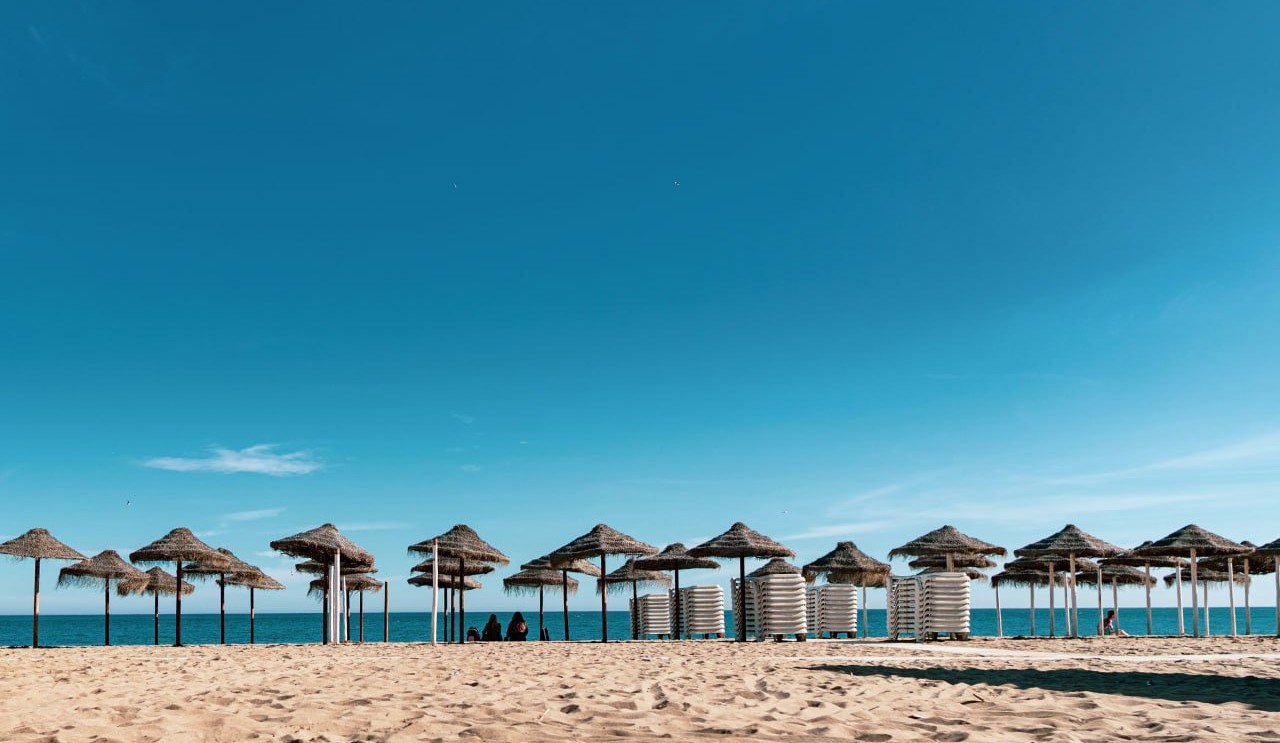 Ombrel·les de palla a la platja de Fuengirola