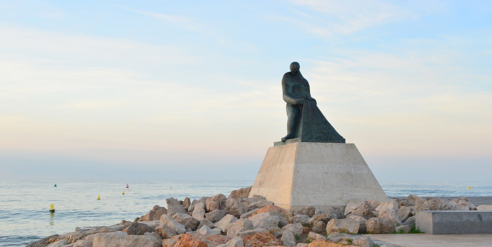 Monumento al pescador en el espigón de Salou