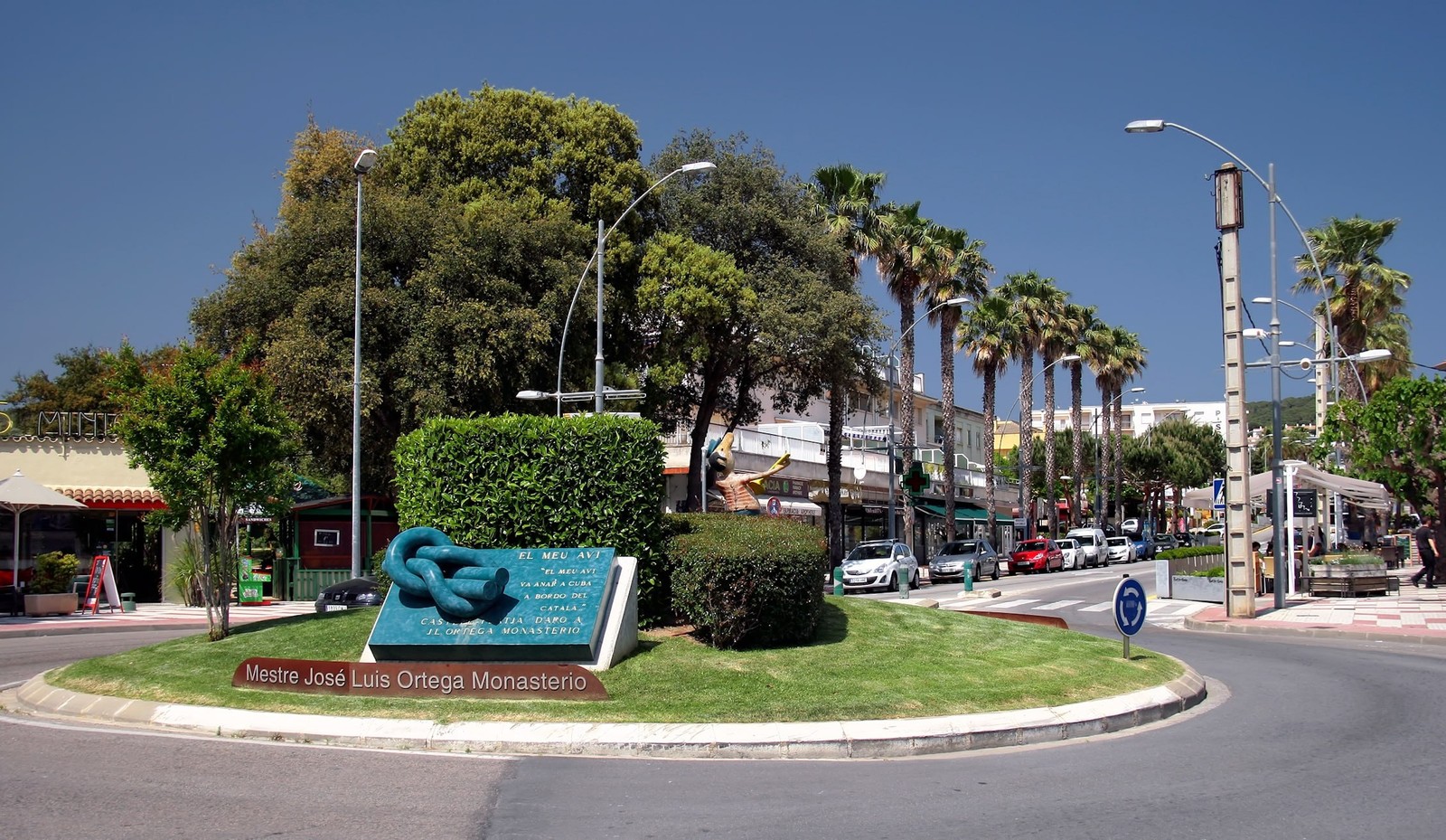 Monument i palmeres a l'entrada de Platja d'Aro