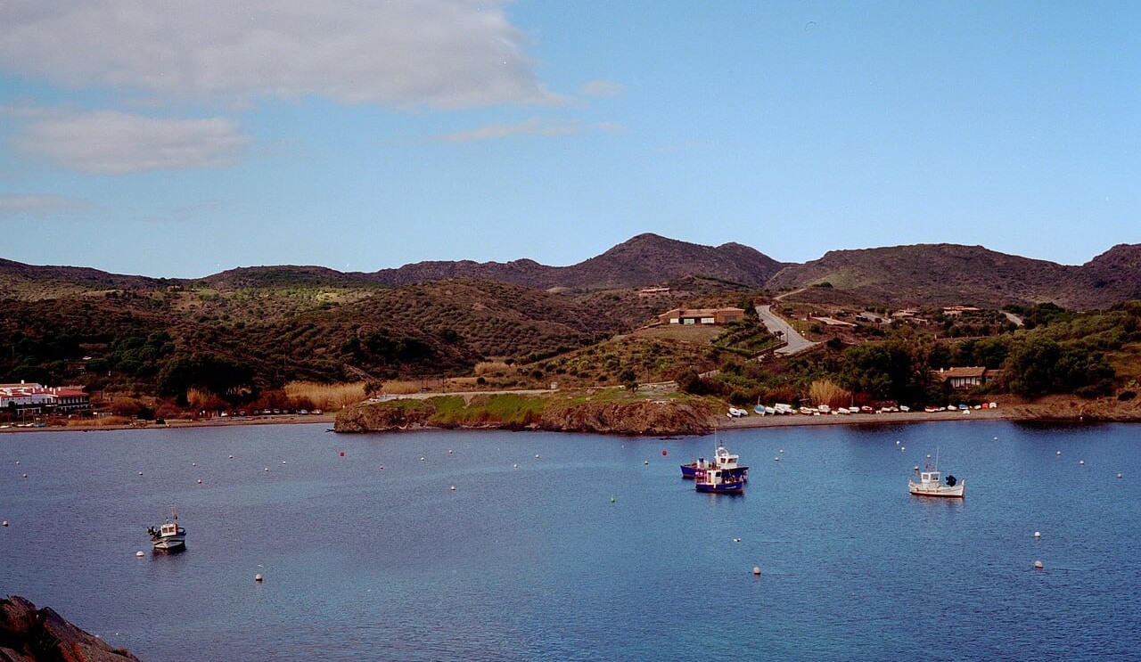Barques de pescadors a la badia de Cadaqués