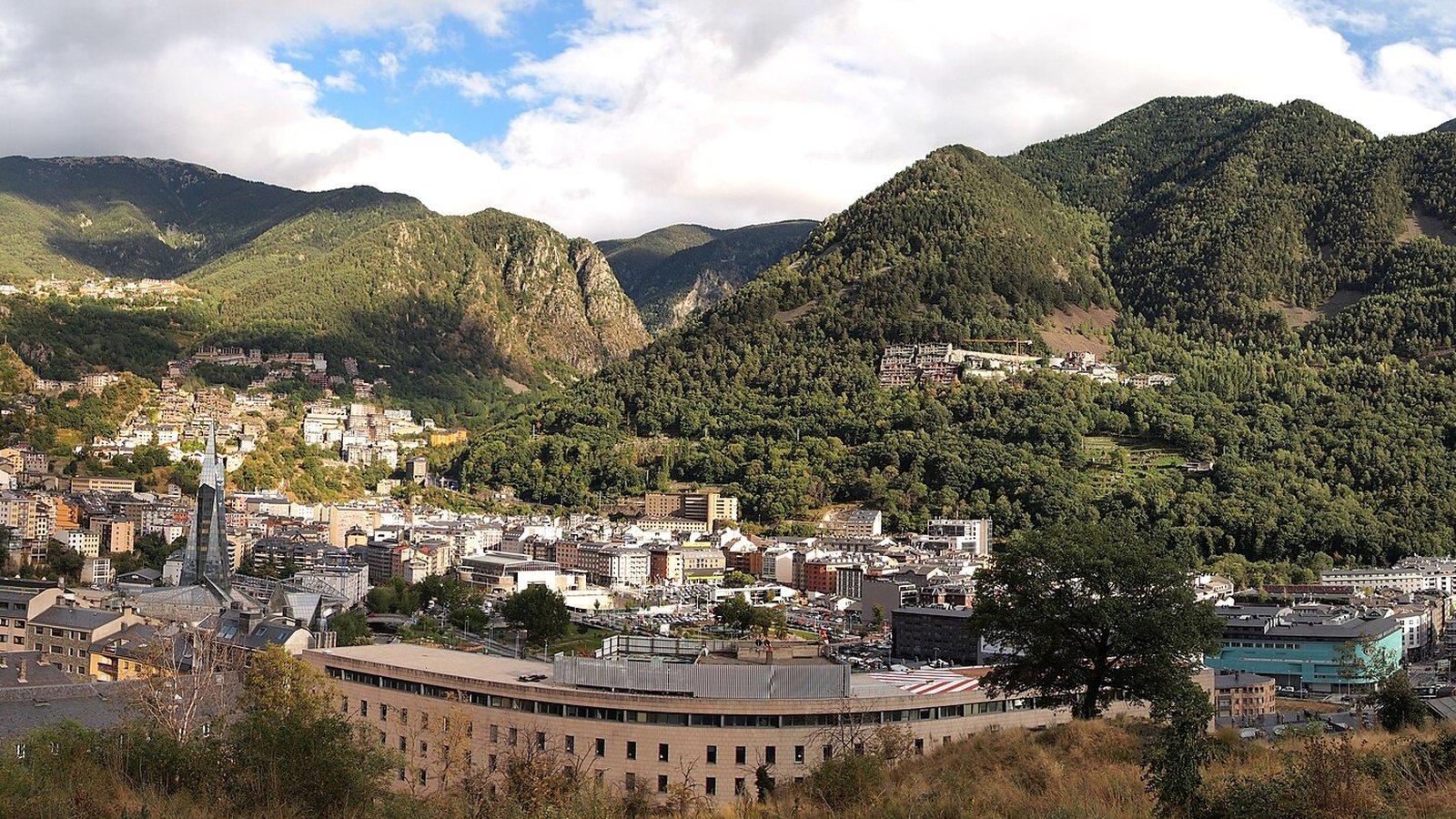 Andorra la Vella entre muntanyes