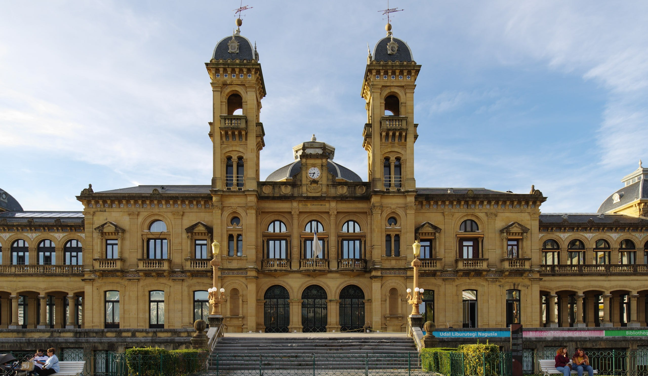 L'ajuntament de Sant Sebastia vora els jardins d'Alderdi Eder