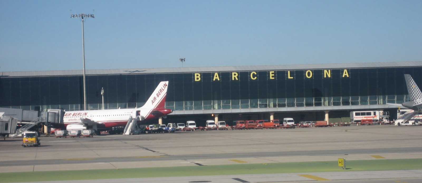 Terminal 2 am Flughafen Barcelona: die dunkle Fassade mit dem Schriftzug BARCELONA