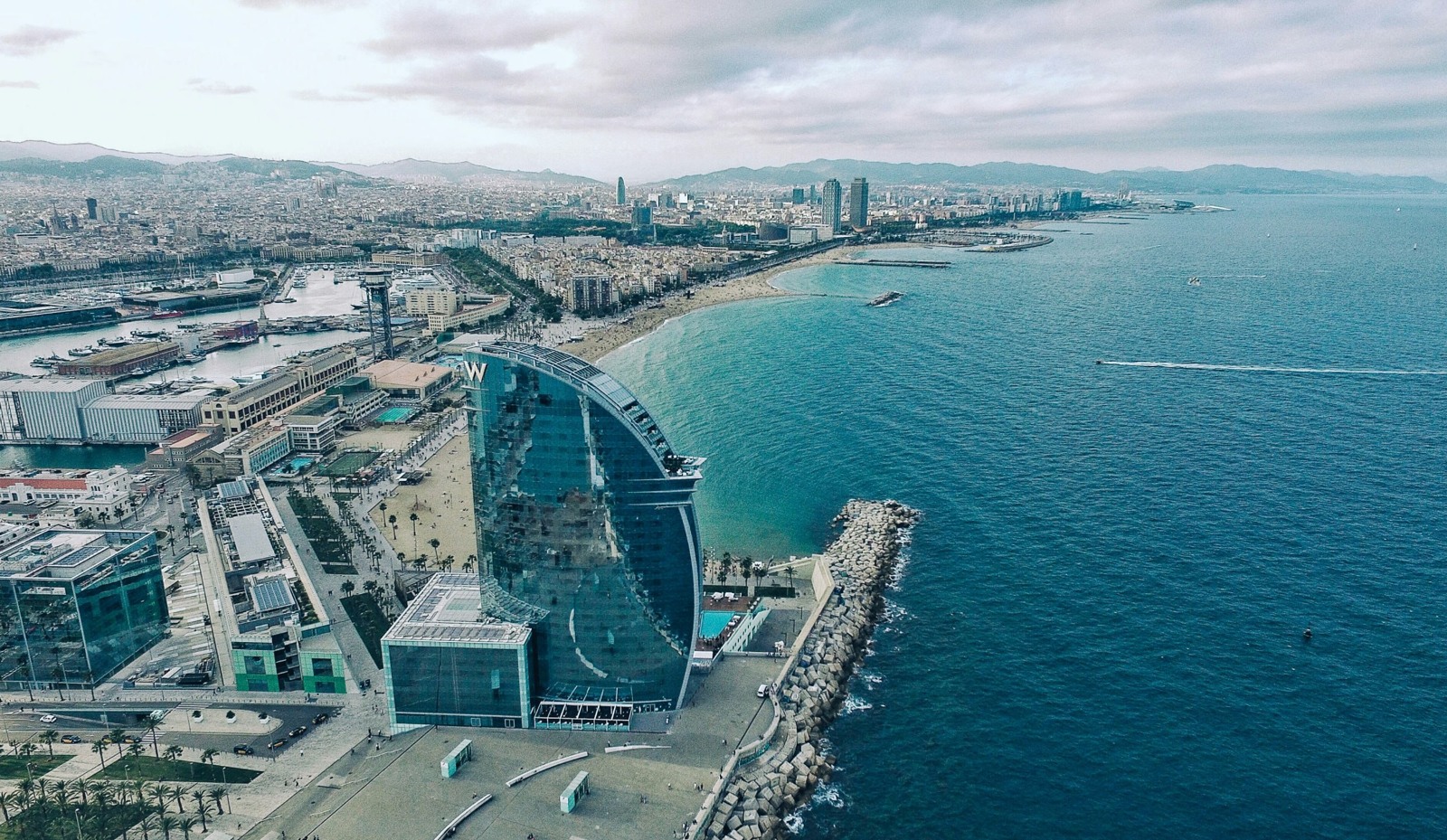 Пляж Барселонеты и волнорез с высоты