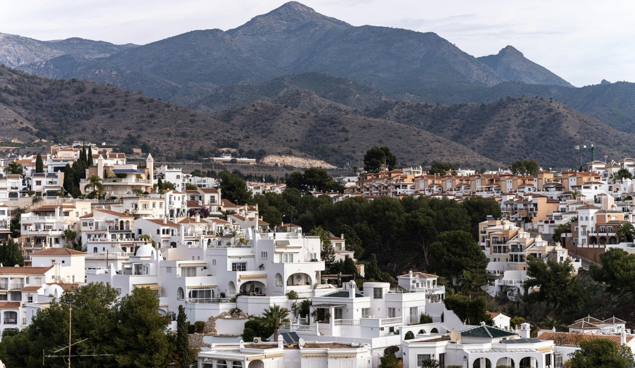 Weiß gekalkte Häuser von Nerja unter der Sierra de Almijara
