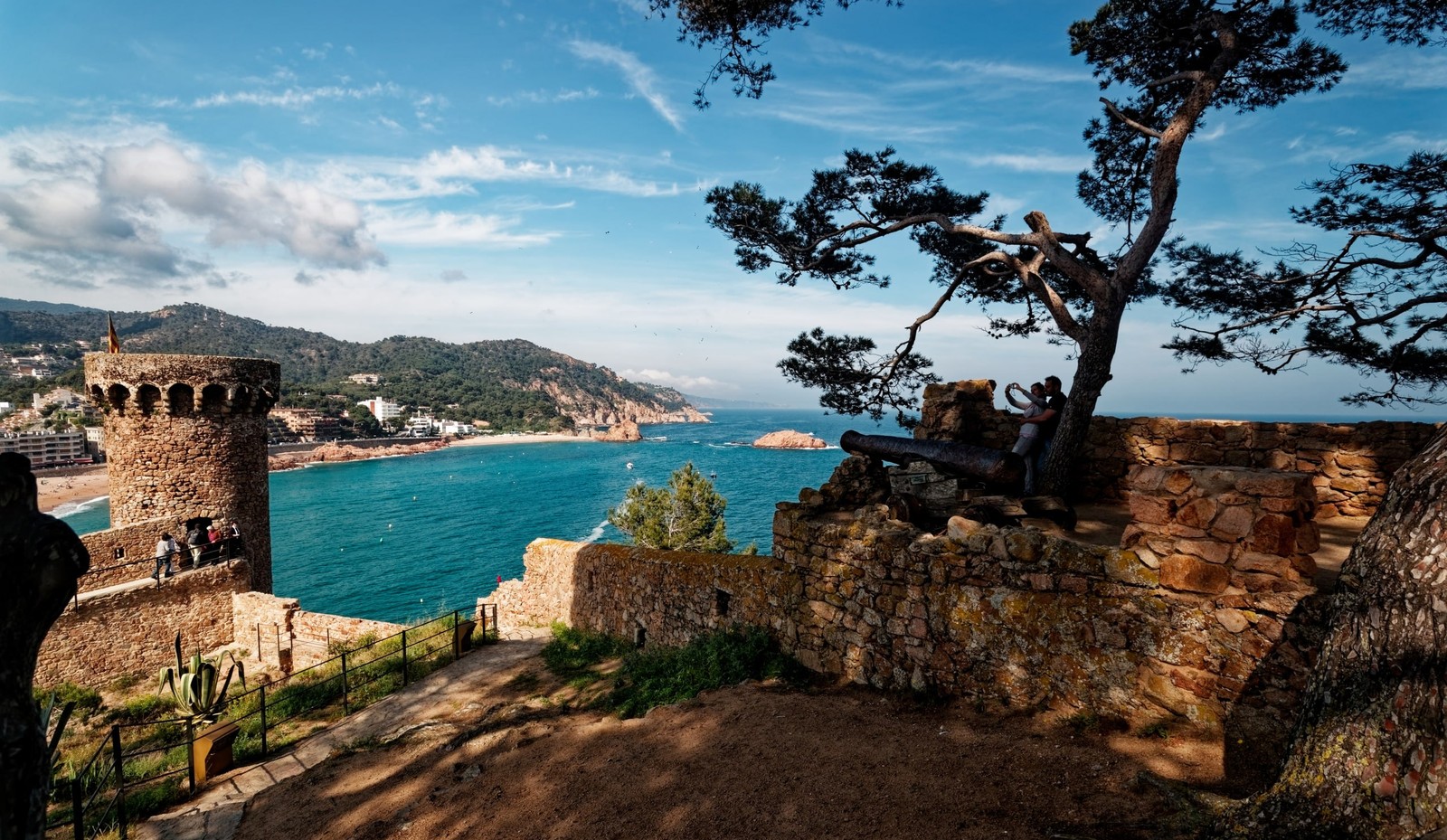 Vista desde las murallas de Tossa de Mar sobre la bahía y la playa