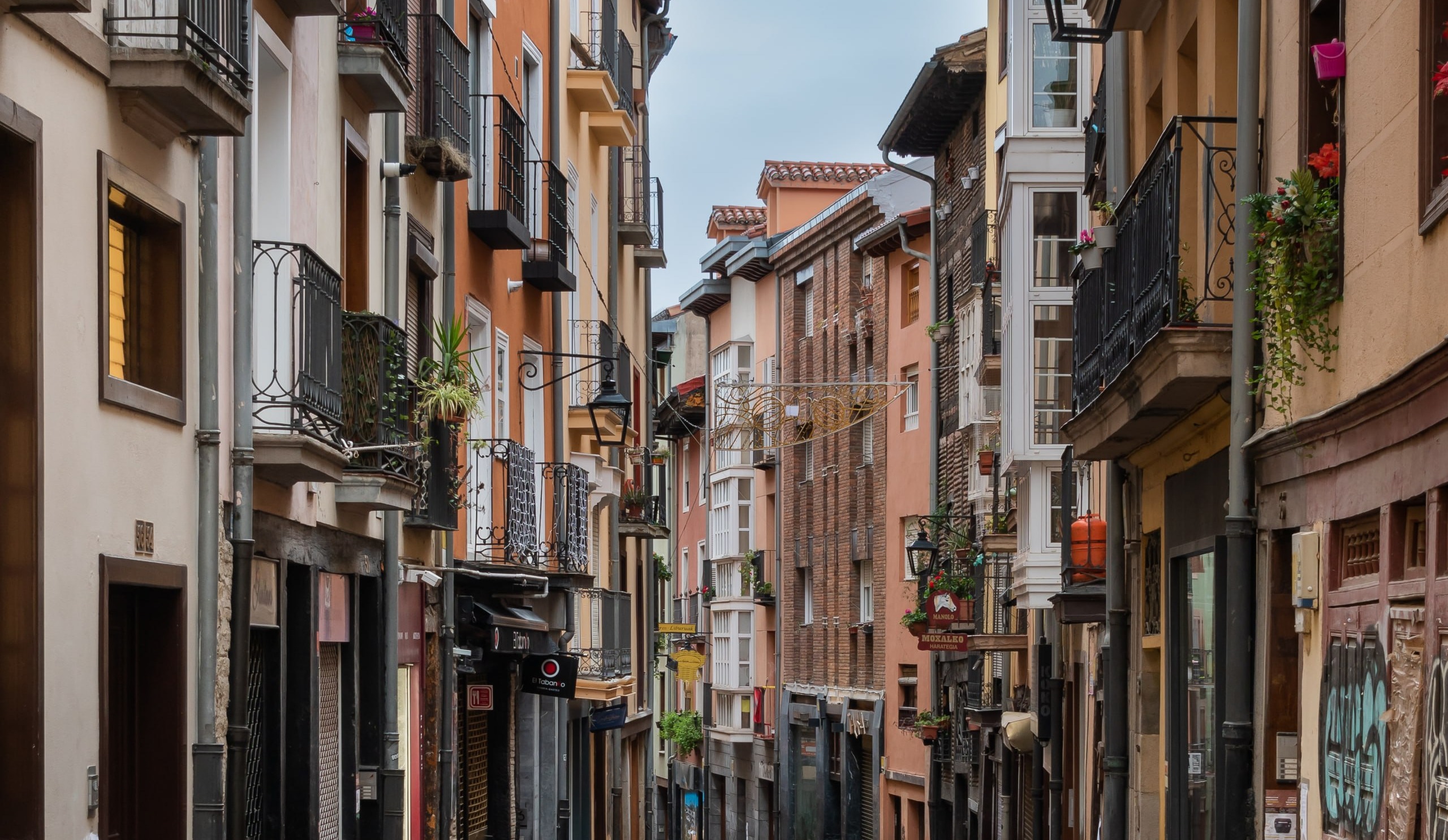 Un carrer del nucli antic de Vitoria despres de la pluja