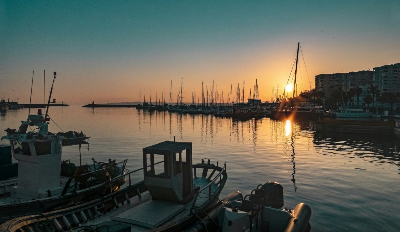 Fischerboote im Hafen von Estepona bei Sonnenuntergang