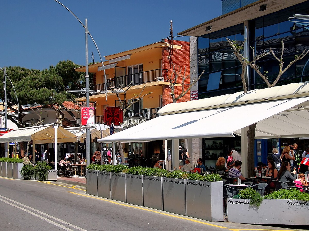 Una calle con cafeterias en el centro