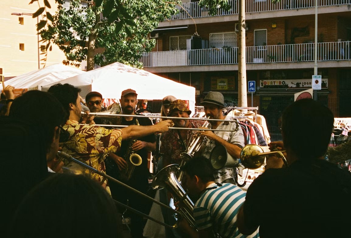 Una banda de carrer tocant en un barri de Barcelona