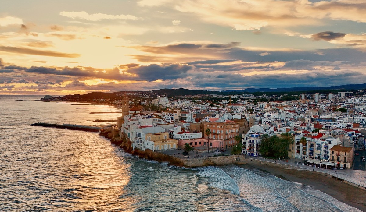 Sitges al atardecer desde arriba