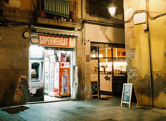 Un petit supermercat obert al vespre al casc antic