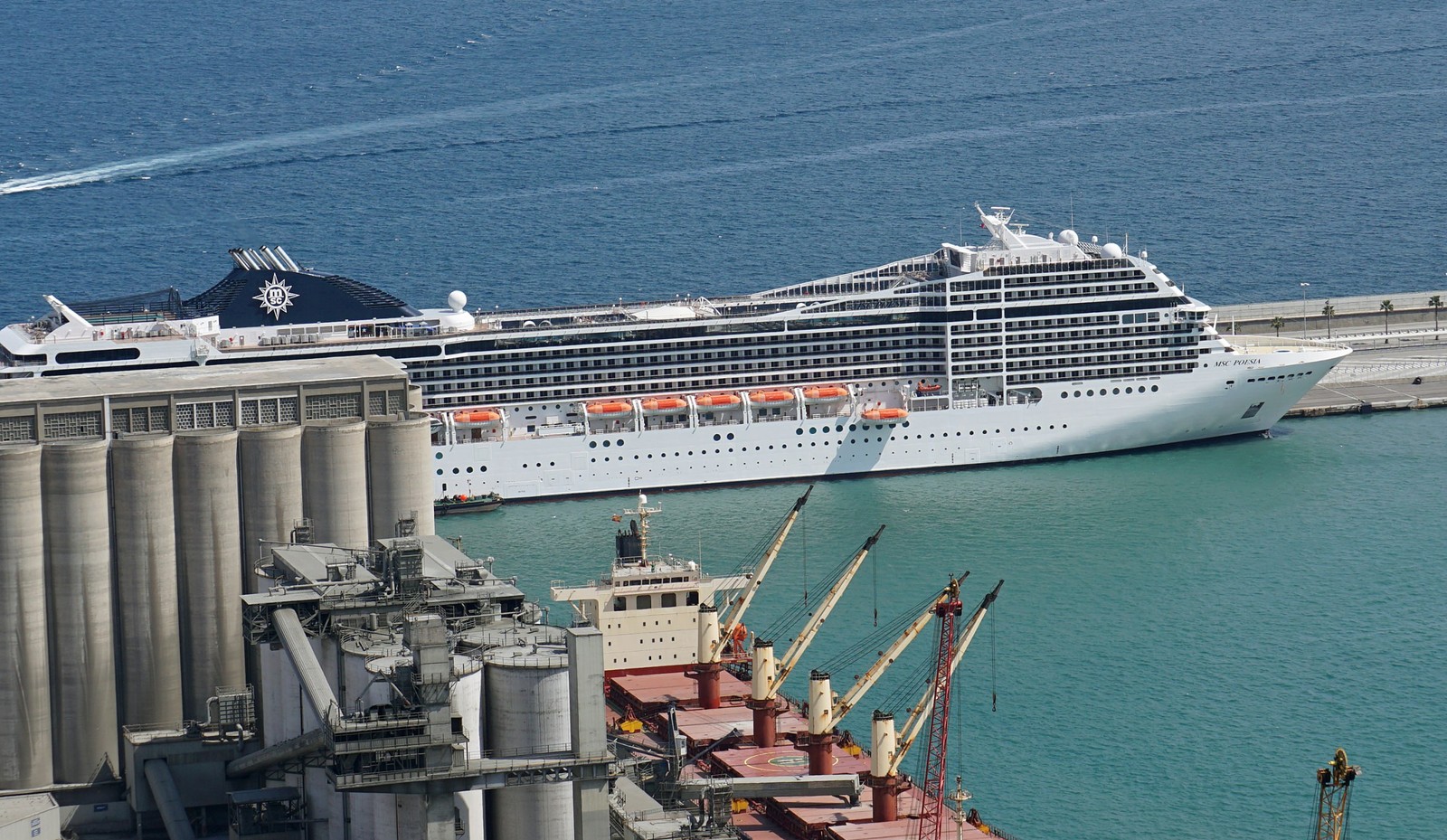 Ein Kreuzfahrtschiff am Kai im Hafen von Barcelona