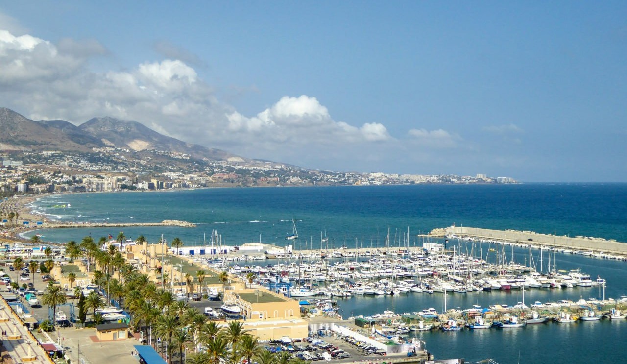 El port esportiu i la badia de Fuengirola des de l'aire