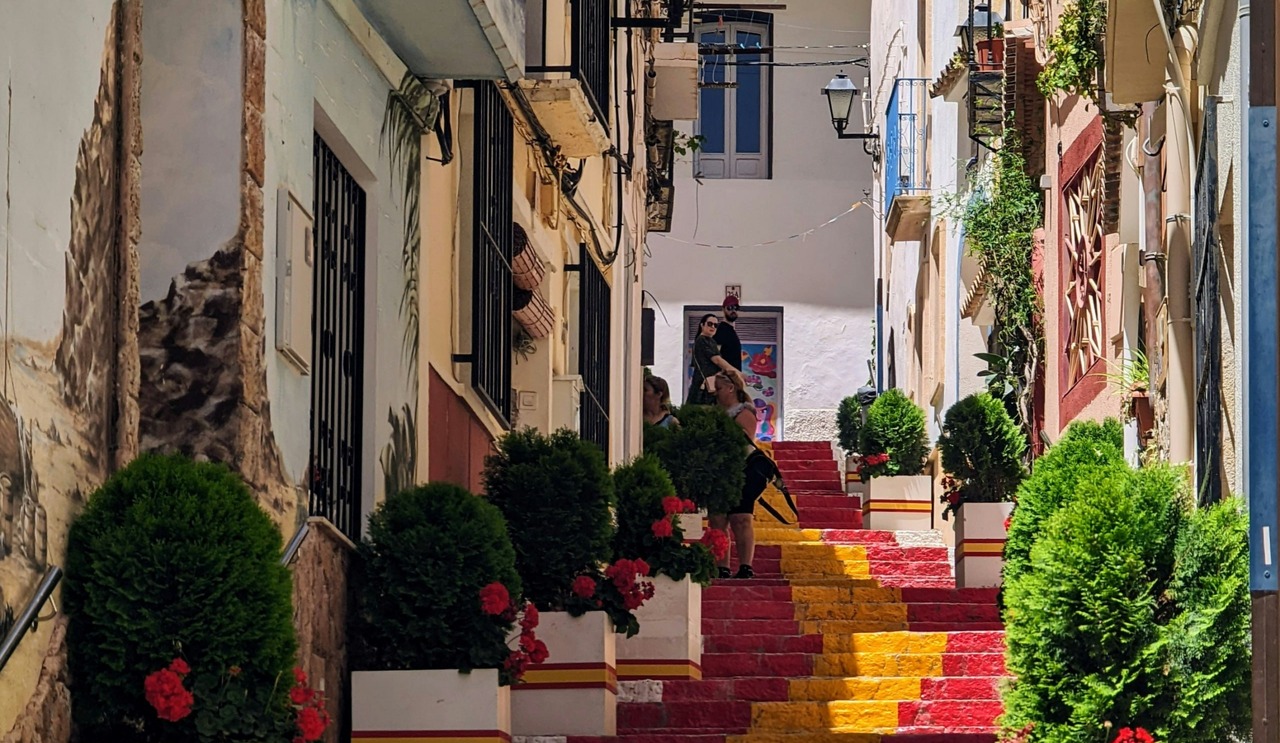 L'escala amb els colors de la bandera espanyola al nucli antic de Calp