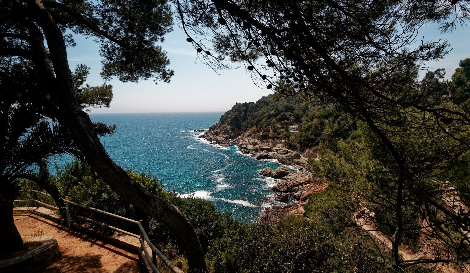 Der Camí de Ronda über einer Bucht an der Küste von Lloret de Mar