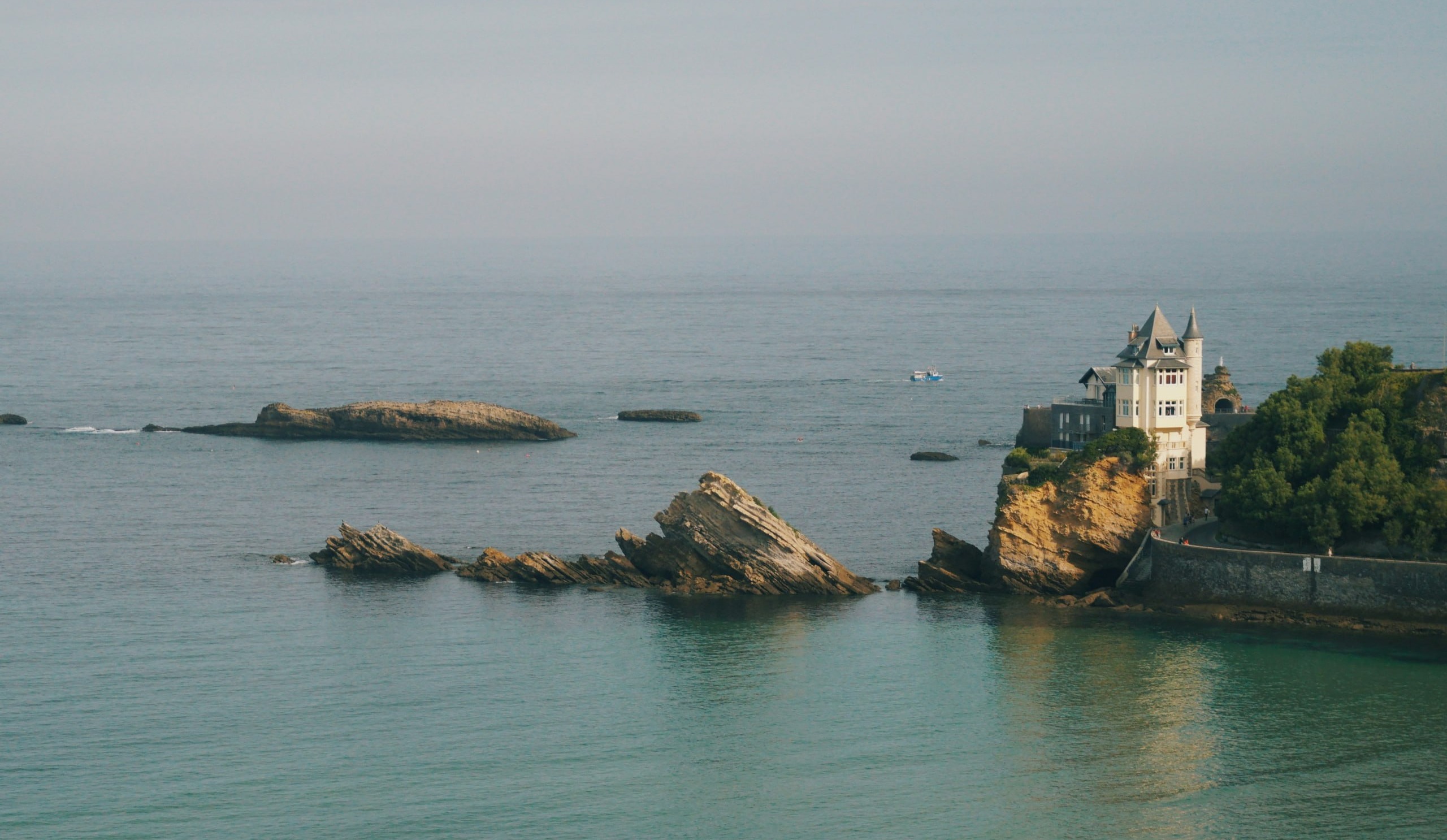 La Villa Belza sobre la cala del Port Vieux